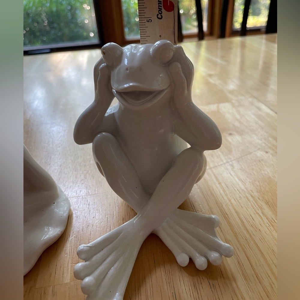 Three resin frog figurines two white similar, third frog legs up different cream - Picture 13 of 15